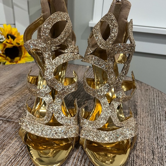 Custom ordered gold stiletto heels - Picture 2 of 10